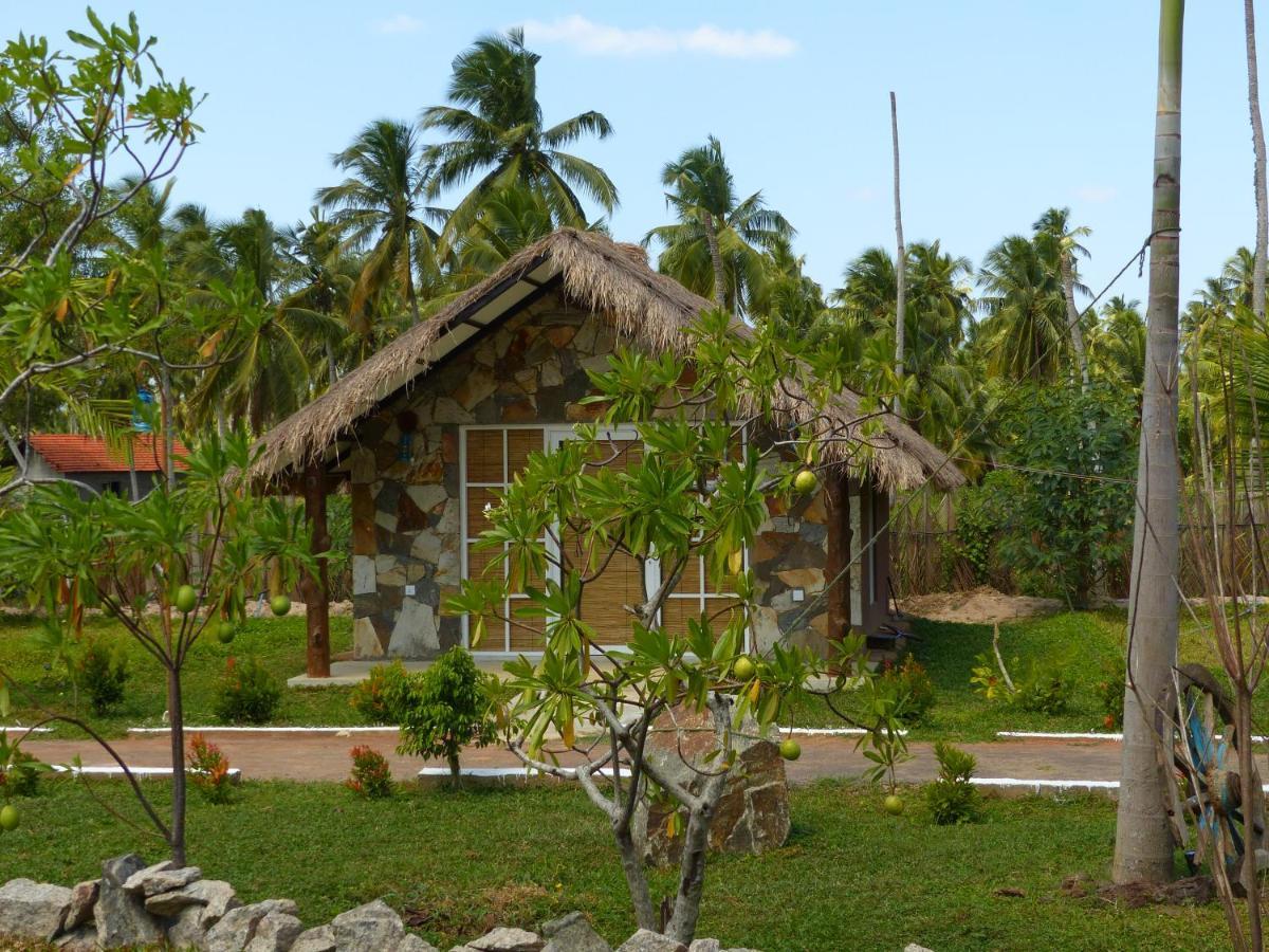 Coco Village Hotel Chilaw Extérieur photo